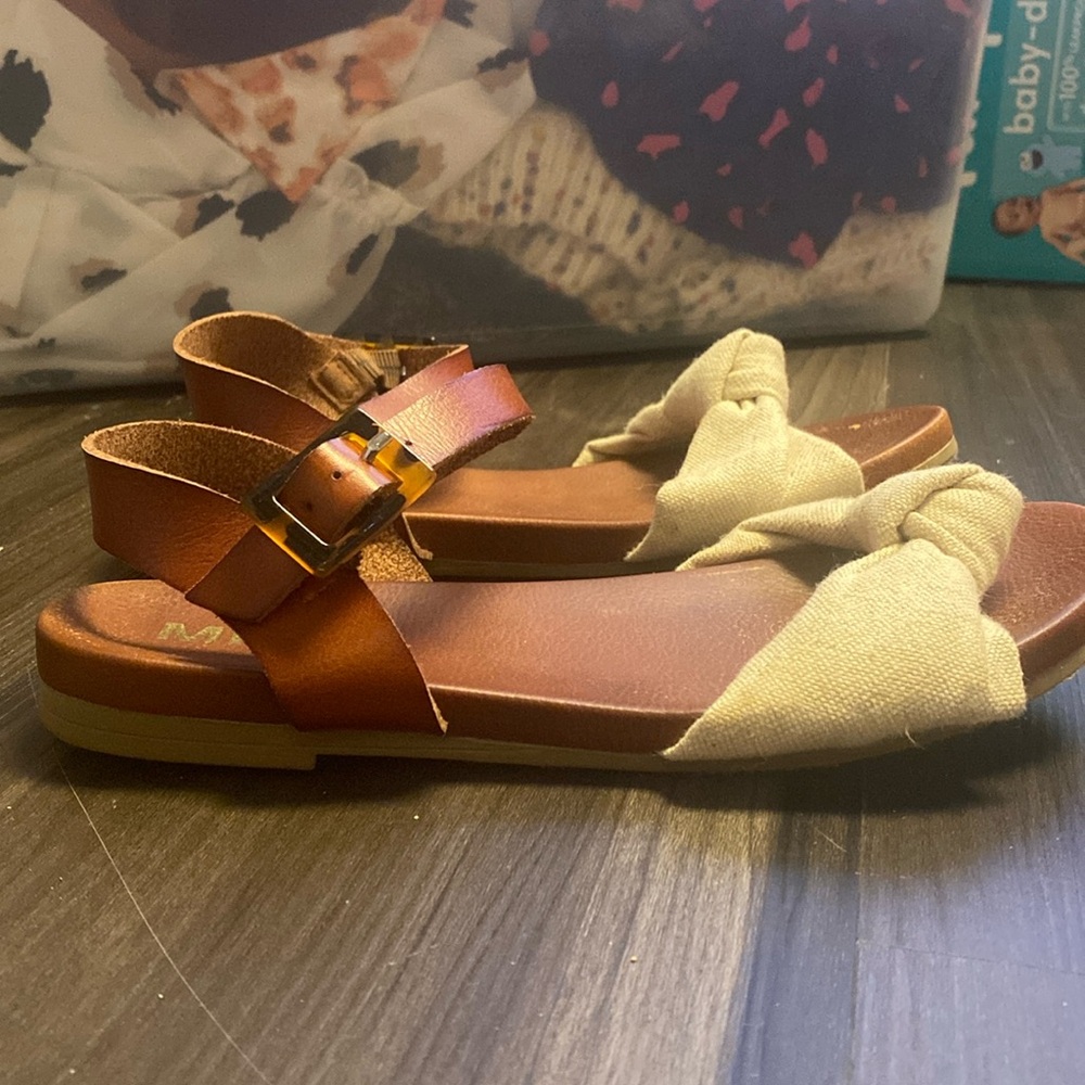 Gently used Mia leather sandals size 6 1/2